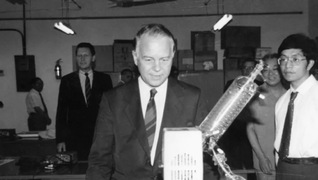 1988年，德国下萨克森州州长...